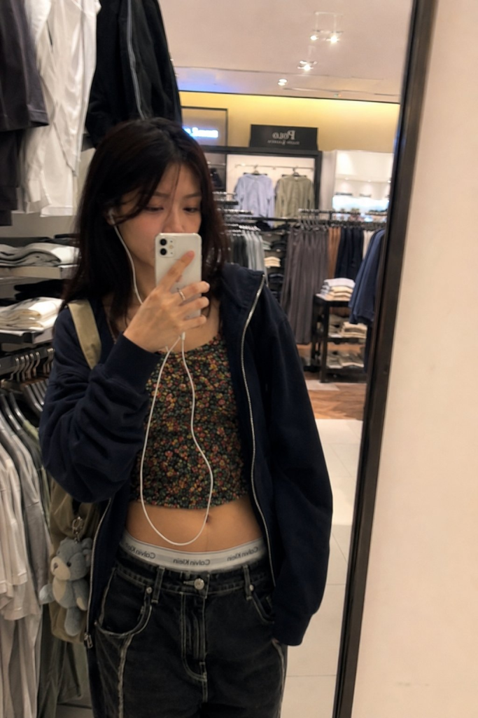 AI 生成的图片,画面风格类似偷拍,呈现真实感