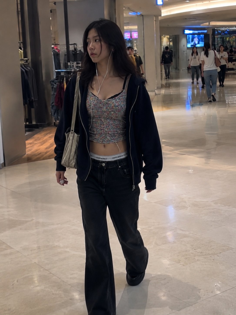 一张由 AI 生成的图片,风格类似偷拍,画面真实自然