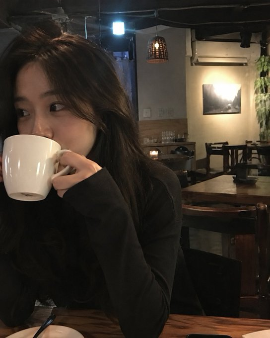 一张展示 AI 生成图片真实感的示例图片,画面类似偷拍视角