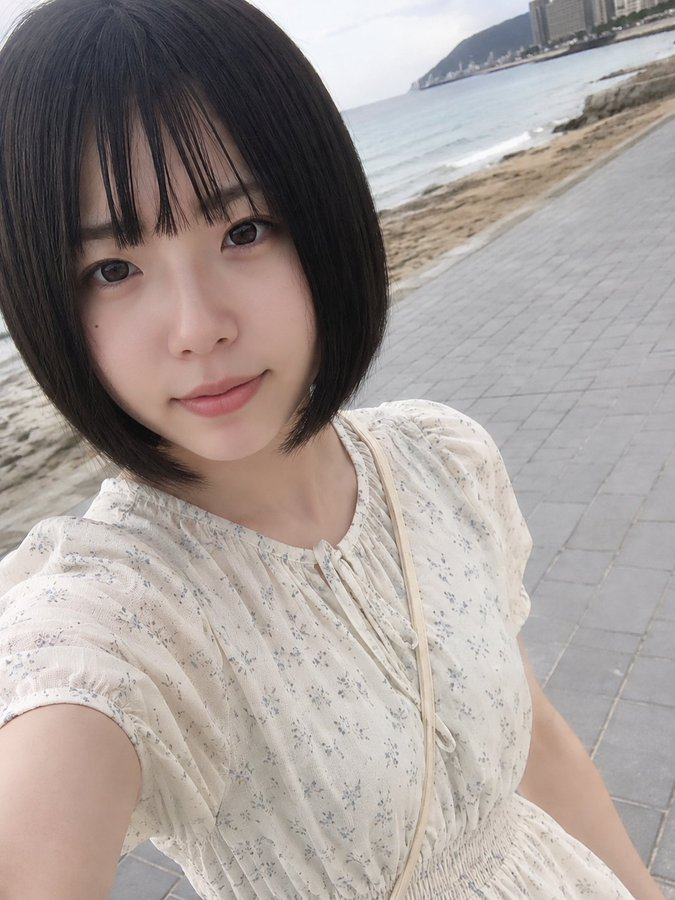 一张 AI 生成的图片,画面风格类似偷拍,效果逼真